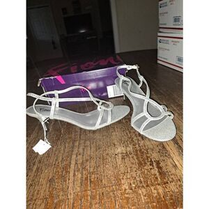 New 9W Fioni Silver Glitter Morris Kitten Low Heel High Heel Dress Shoes